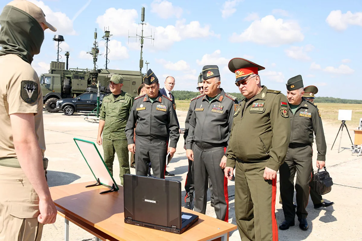 Kərim Vəliyev Belarusda hərbi obyektlərlə tanış oldu (FOTO)