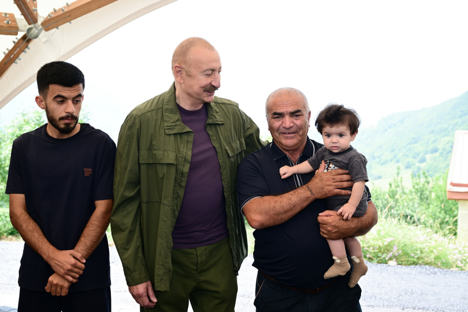 Prezident Şuşanın Kiçik Qaladərəsi kəndində sakinlərlə görüşdü (FOTOLAR)