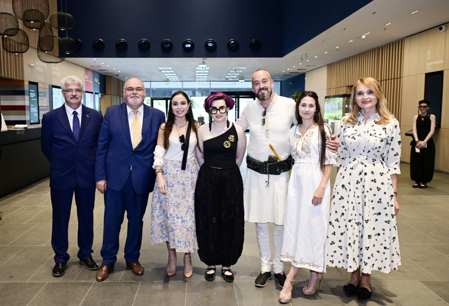 Leyla Əliyeva Budapeştdə sərgidə (FOTO)