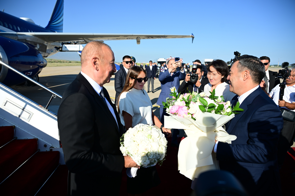 Prezident və birinci xanım Qırğızıstanda səfərdədir (FOTO)