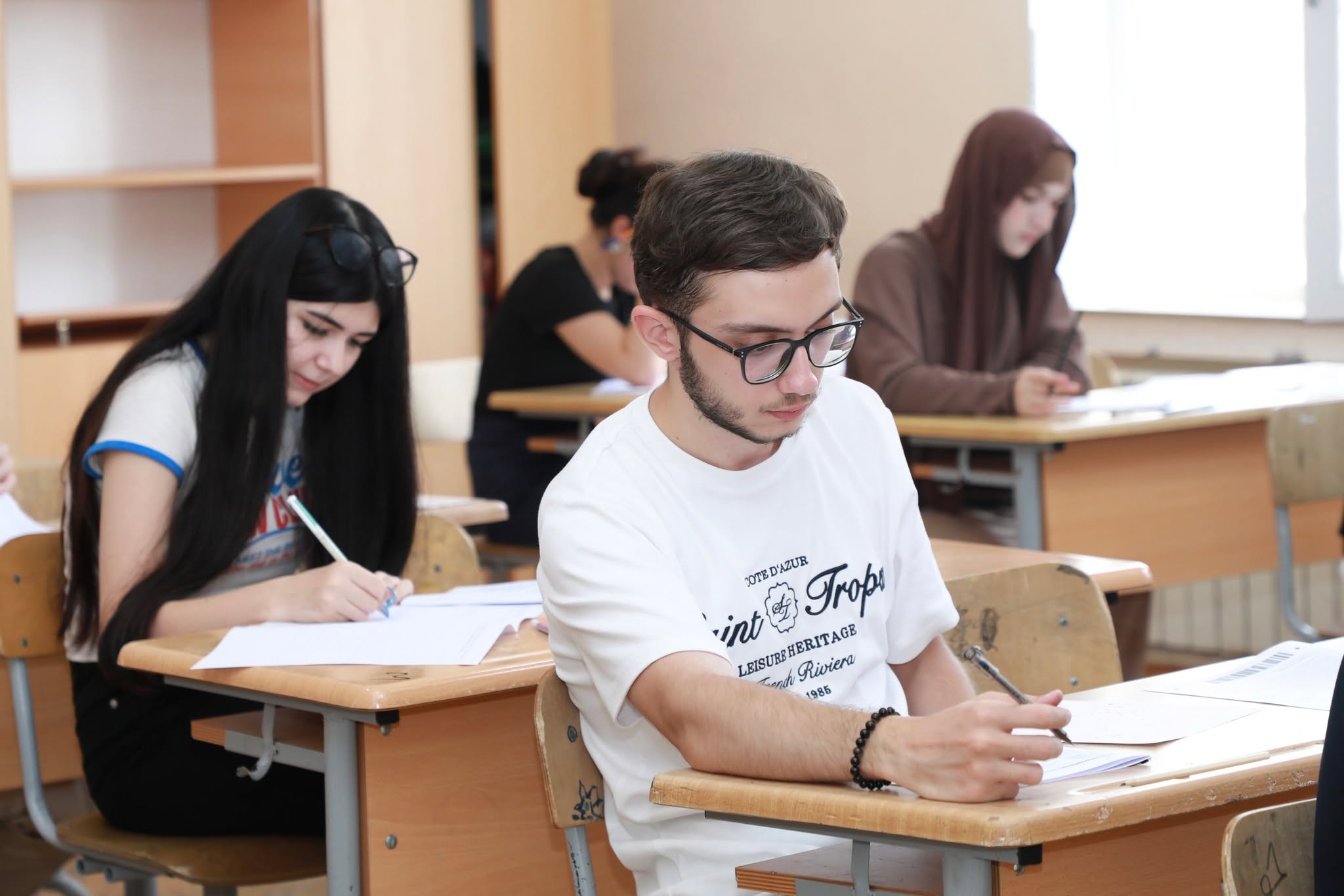 II və III ixtisas qrupları üzrə qəbul imtahanı keçirildi, 11 nəfərdə telefon aşkarlandı (FOTO)
