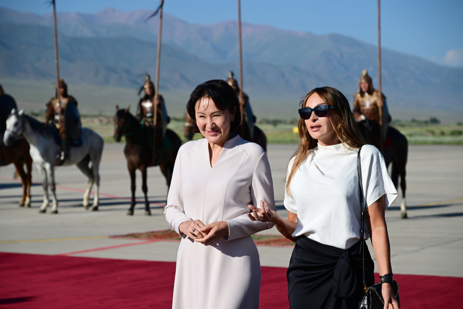 Prezident və birinci xanım Qırğızıstanda səfərdədir (FOTO)