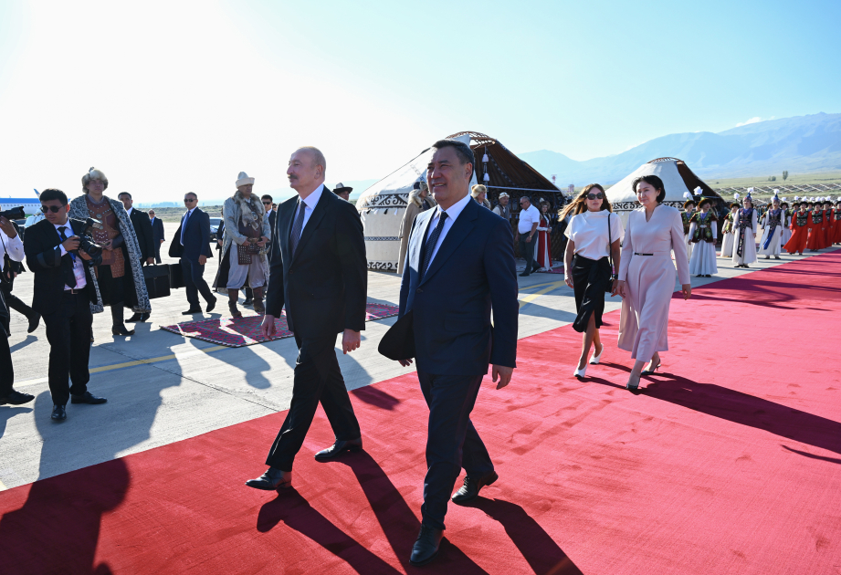 Prezident və birinci xanım Qırğızıstanda səfərdədir (FOTO)