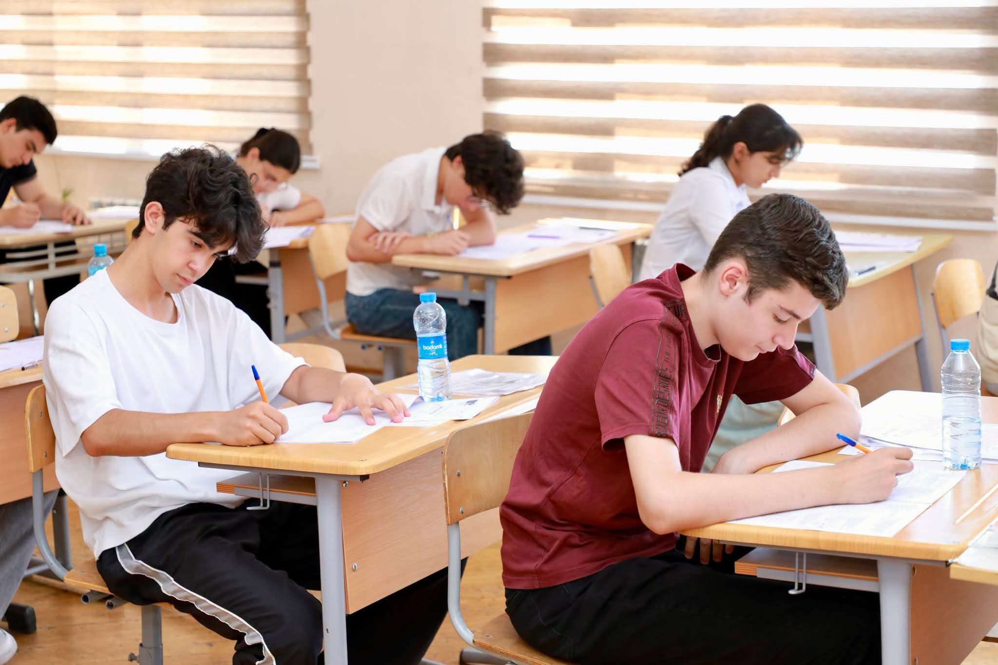 DİM qəbul imtahanı keçirdi, 12 nəfərdə telefon aşkarlandı (FOTO)