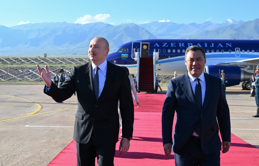 Prezident və birinci xanım Qırğızıstanda səfərdədir (FOTO)