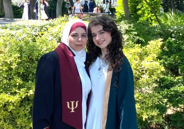Ana qızı ilə eyni ildə ali məktəbi bitirdi: 20 il sonra gerçəkləşən arzu (FOTO)
