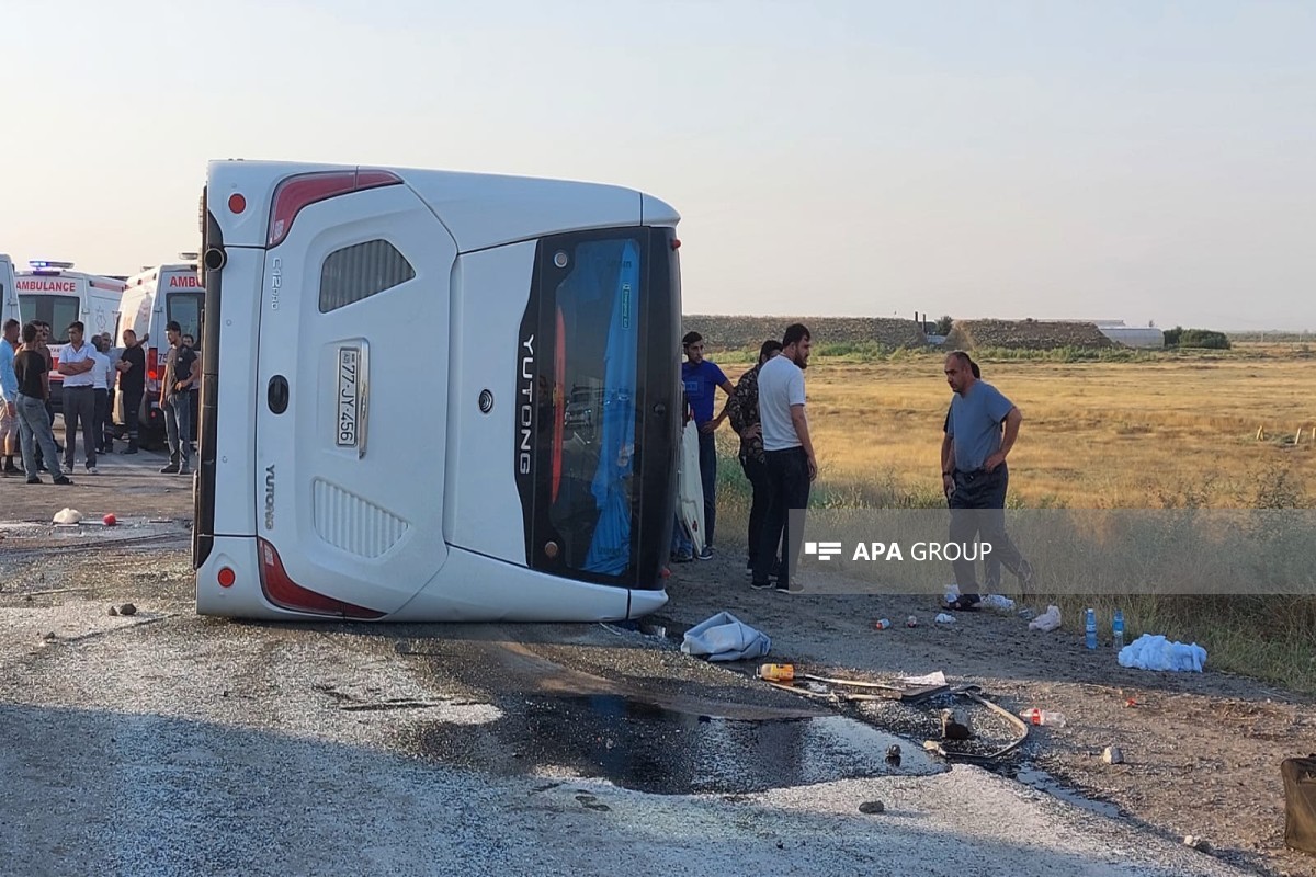 Hacıqabulda sərnişin avtobusu aşdı: 30-dan çox yaralı var (FOTO)