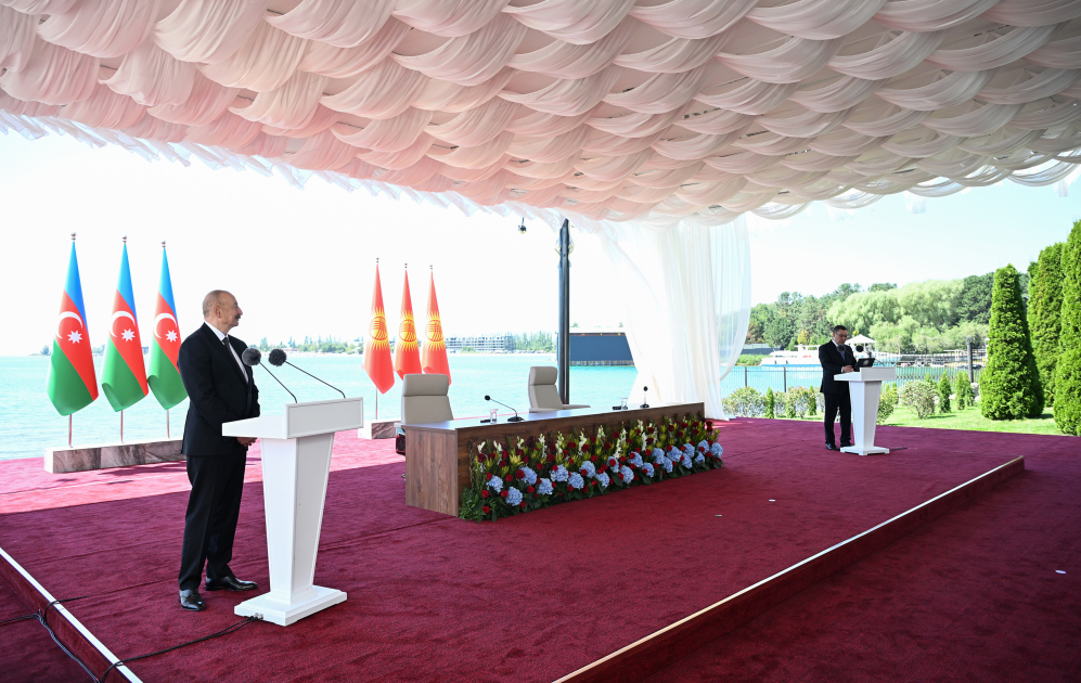 Azərbaycan və Qırğızıstan prezidentlərinin təltifolunma mərasimi keçirildi (FOTO)