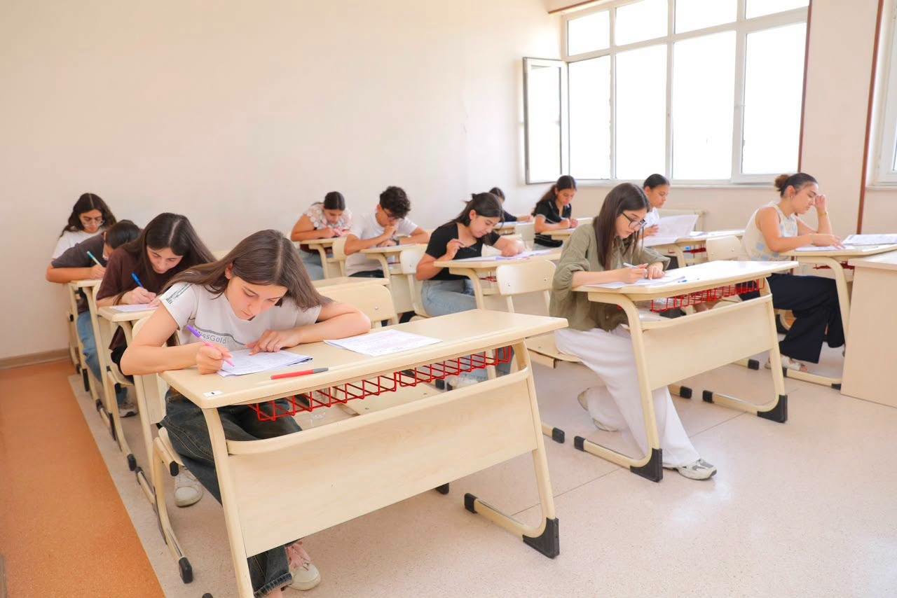 II və III ixtisas qrupları üzrə qəbul imtahanı keçirildi, 11 nəfərdə telefon aşkarlandı (FOTO)