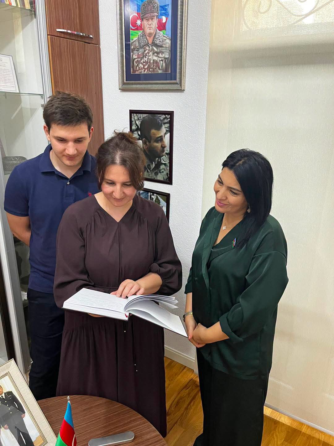 Deputat Elnarə Akimova şəhid general-mayor Polad Həşimovun ailəsini ziyarət etdi (FOTO)