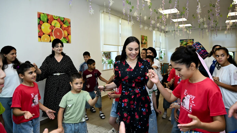 Leyla Əliyeva Şəkidə Uşaq evi sosial xidmət müəssisəsinin sakinləri ilə görüşdü (FOTO)