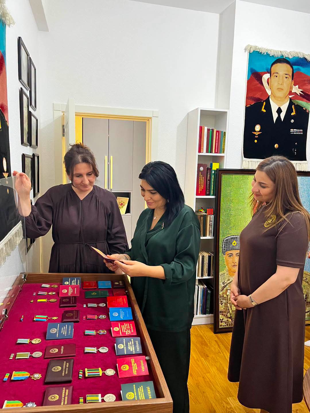 Deputat Elnarə Akimova şəhid general-mayor Polad Həşimovun ailəsini ziyarət etdi (FOTO)