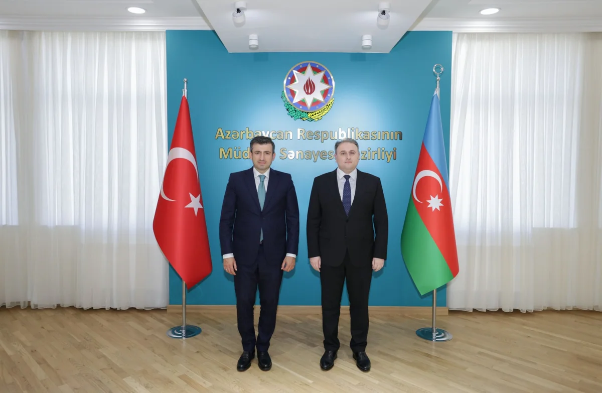 Vüqar Mustafayev Səlcuq Bayraktarla hərbi-texniki əməkdaşlığı müzakirə etdi