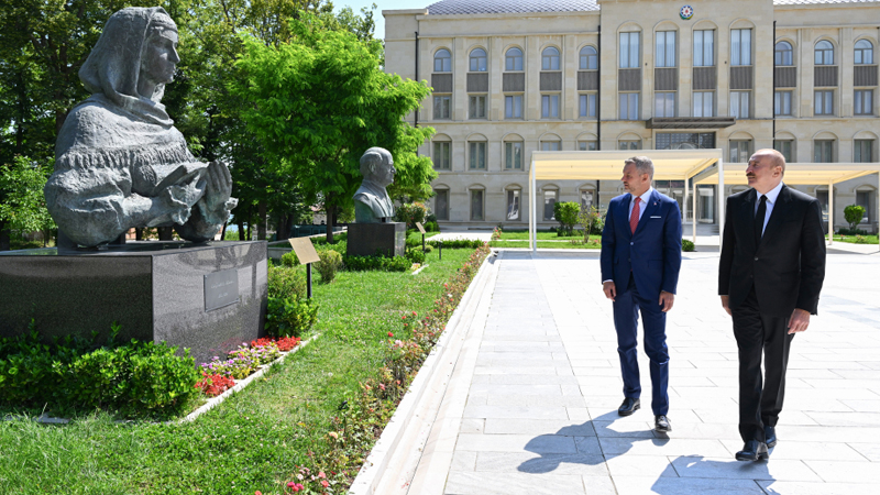 Prezidentlər Şuşada tanınmış şəxsiyyətlərinin işğal dövründə güllələnmiş büstlərinə baxdı (FOTO)