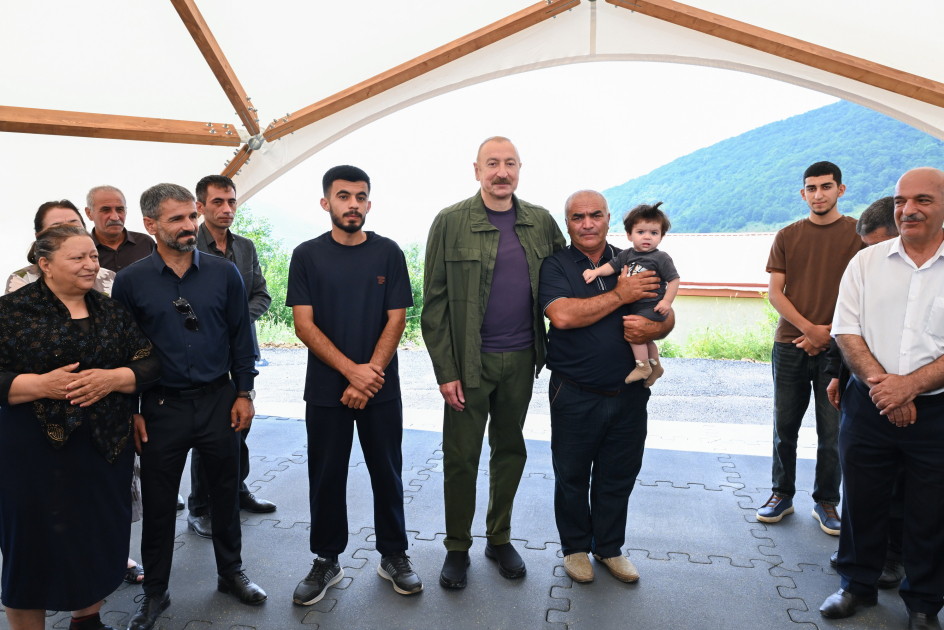 Prezident Şuşanın Kiçik Qaladərəsi kəndində sakinlərlə görüşdü (FOTOLAR)