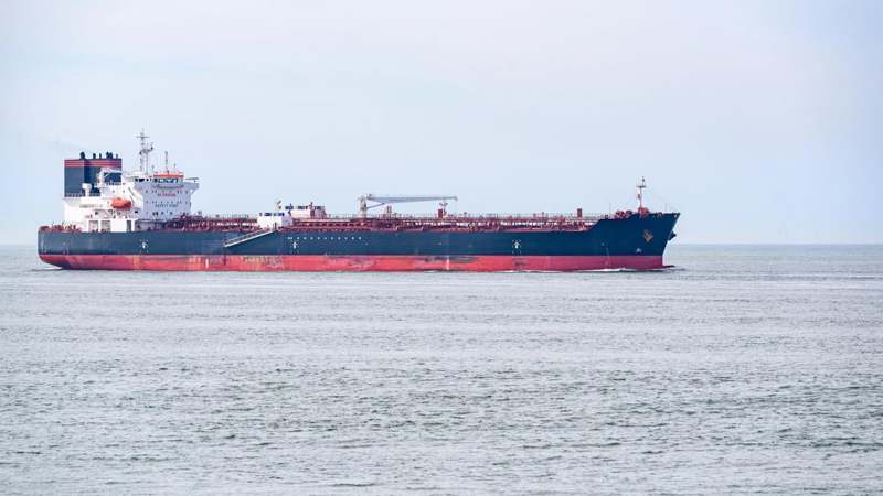 Hörmüzdə növbəti böhran: Neft tankerləri keçir, LNG daşımaları dayanır