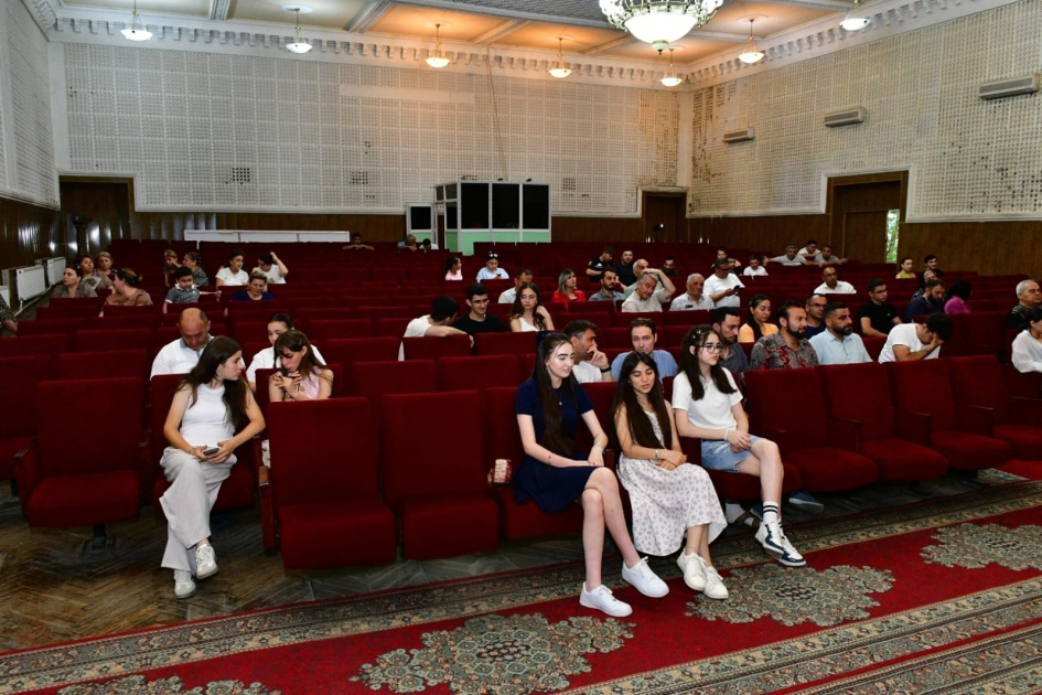 Qazax teatrında mövsümün son tamaşası (FOTO)