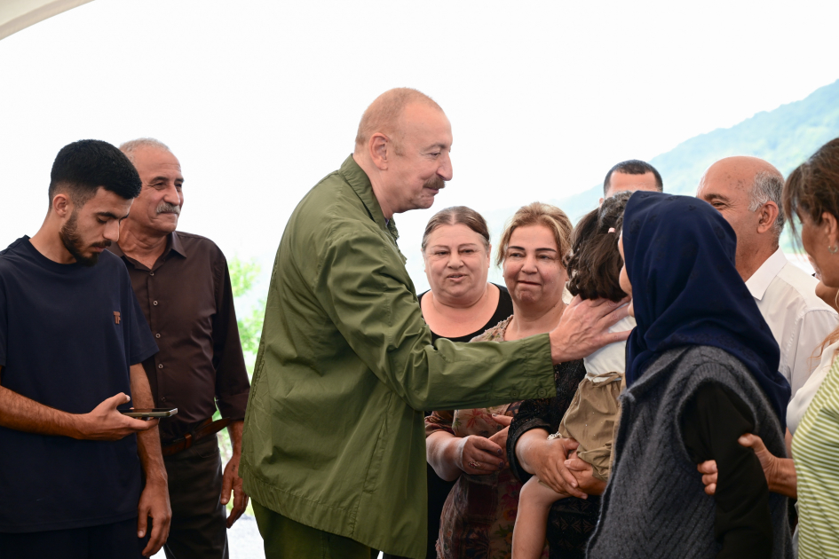 Prezident Şuşanın Kiçik Qaladərəsi kəndində sakinlərlə görüşdü (FOTOLAR)