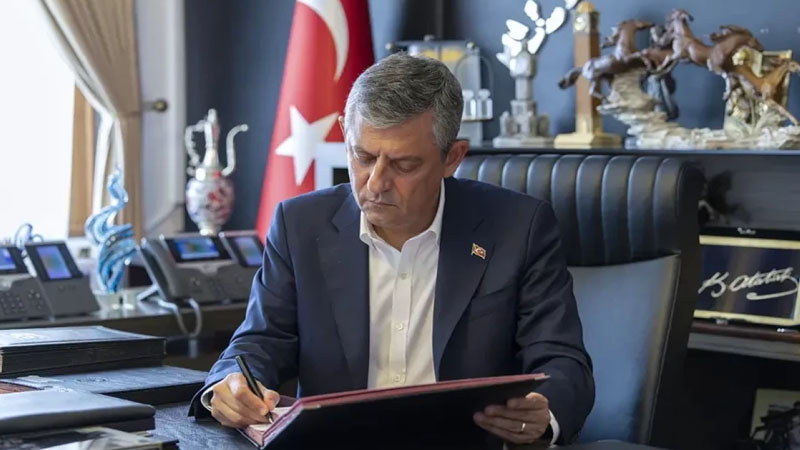 Özgür Özel və 90 millət vəkili CHP-dən istefa verdi, yeni partiya təsis edildi