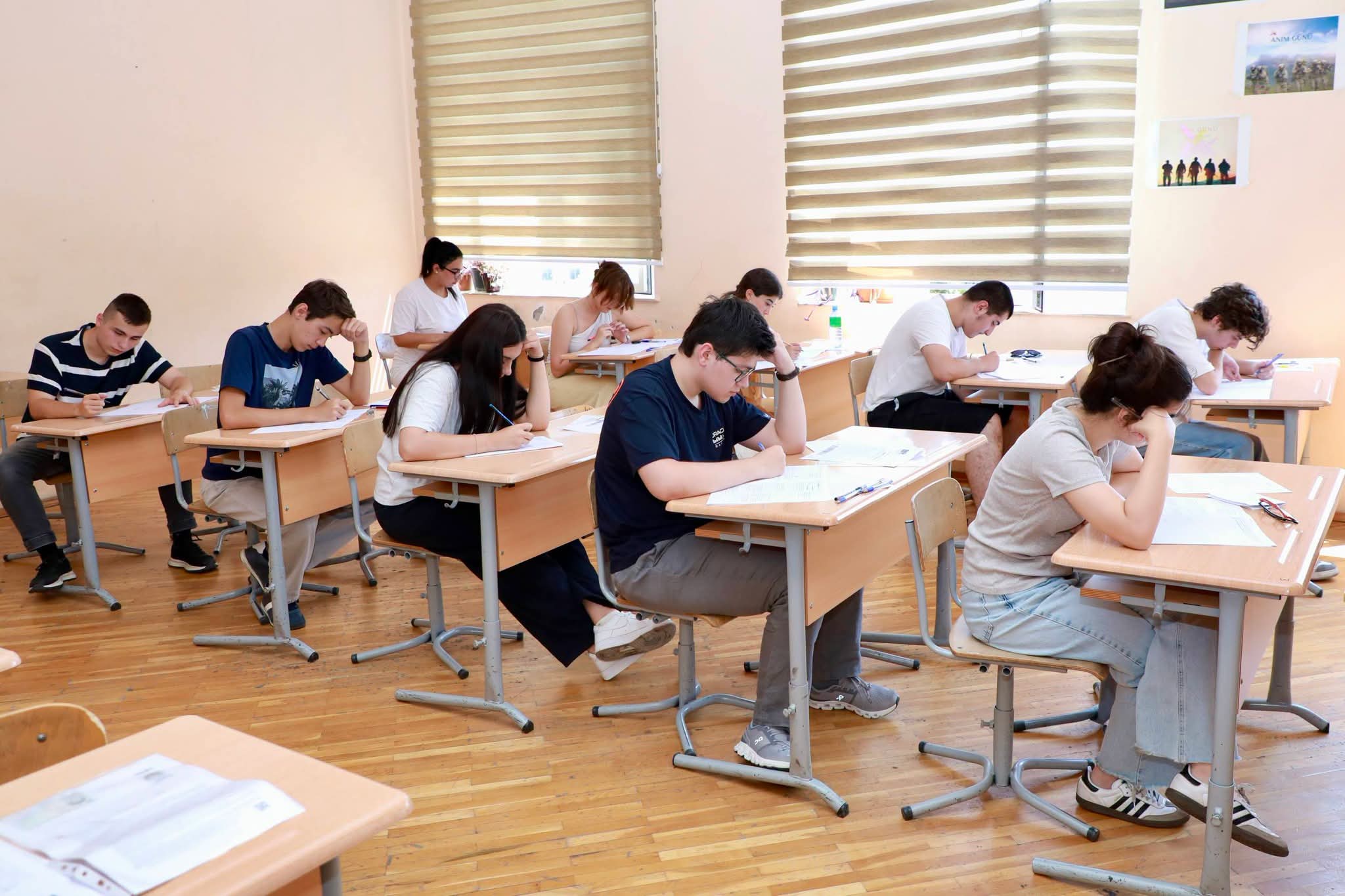 DİM qəbul imtahanı keçirdi, 12 nəfərdə telefon aşkarlandı (FOTO)