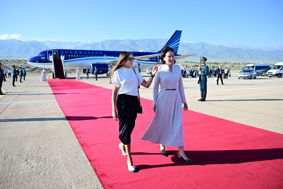 Prezident və birinci xanım Qırğızıstanda səfərdədir (FOTO)