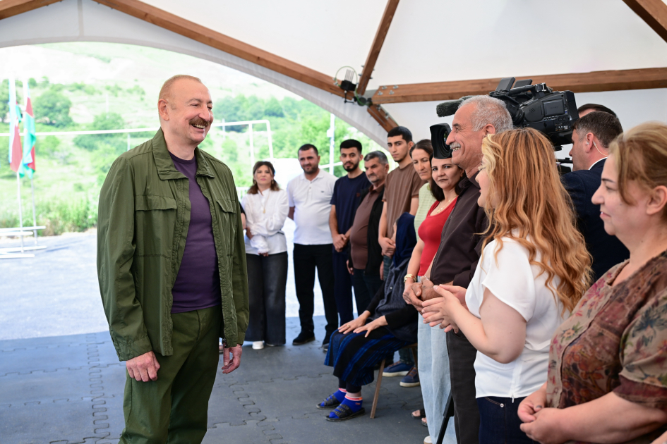 Prezident Şuşanın Kiçik Qaladərəsi kəndində sakinlərlə görüşdü (FOTOLAR)