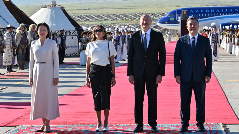 Prezident və birinci xanım Qırğızıstanda səfərdədir (FOTO)