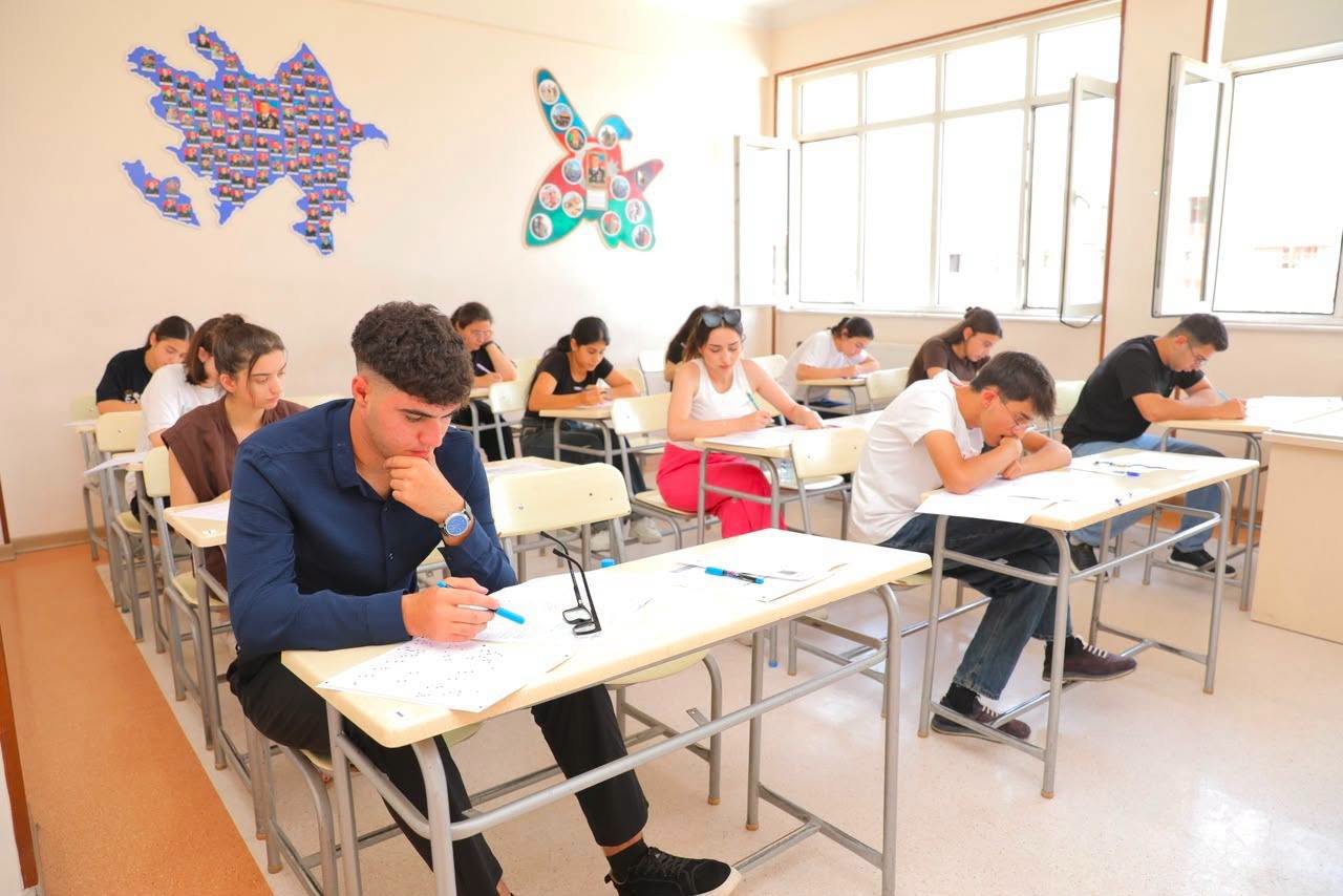 II və III ixtisas qrupları üzrə qəbul imtahanı keçirildi, 11 nəfərdə telefon aşkarlandı (FOTO)