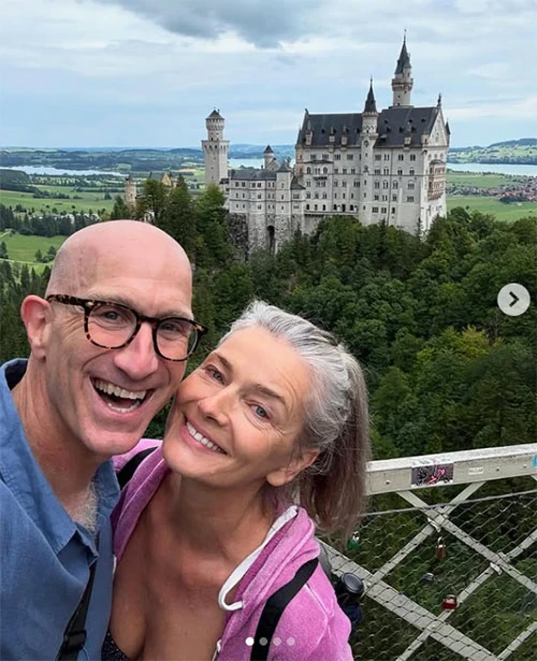 61 yaşlı supermodel evləndi, toy mərasiminə rəqs edərək gəldi (FOTO)