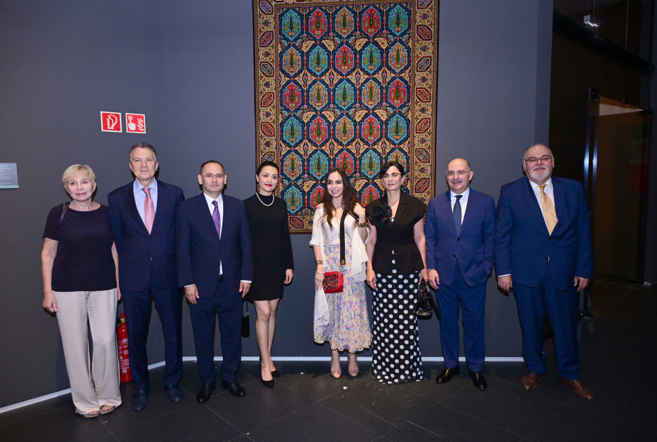 Leyla Əliyeva Budapeştdə sərgidə (FOTO)