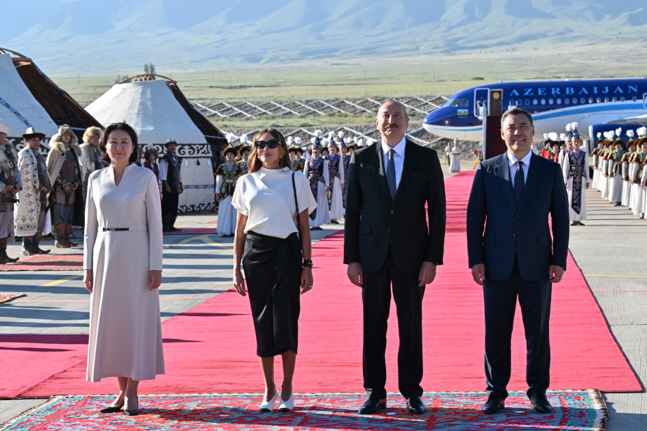 Prezident və birinci xanım Qırğızıstanda səfərdədir (FOTO)