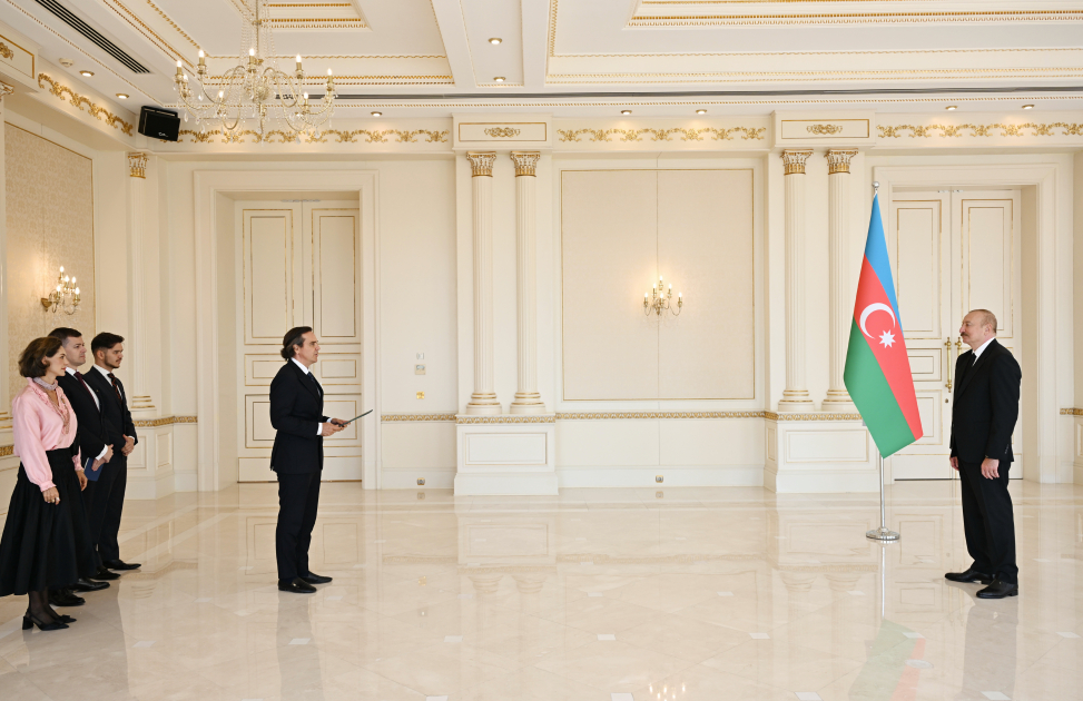Prezident yeni səfirlərin etimadnaməsini qəbul etdi (YENİLƏNİB)
