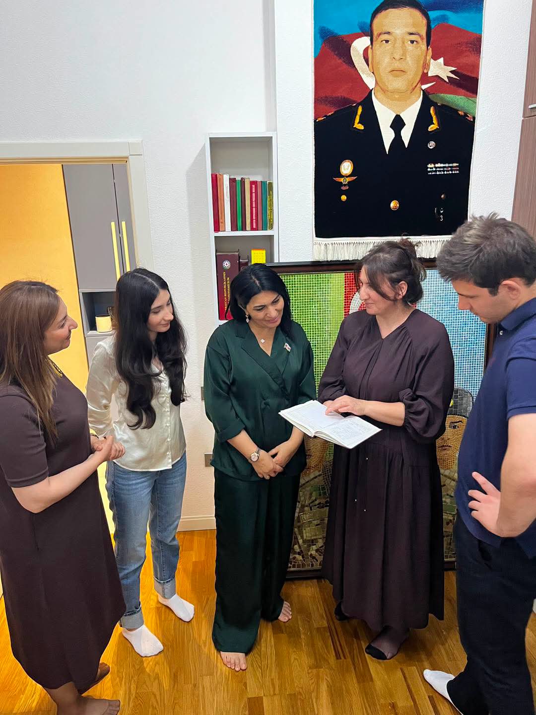 Deputat Elnarə Akimova şəhid general-mayor Polad Həşimovun ailəsini ziyarət etdi (FOTO)