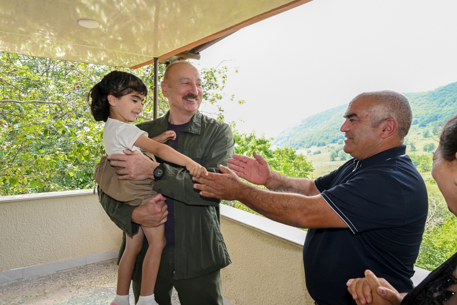 Prezident Şuşanın Kiçik Qaladərəsi kəndində sakinlərlə görüşdü (FOTOLAR)