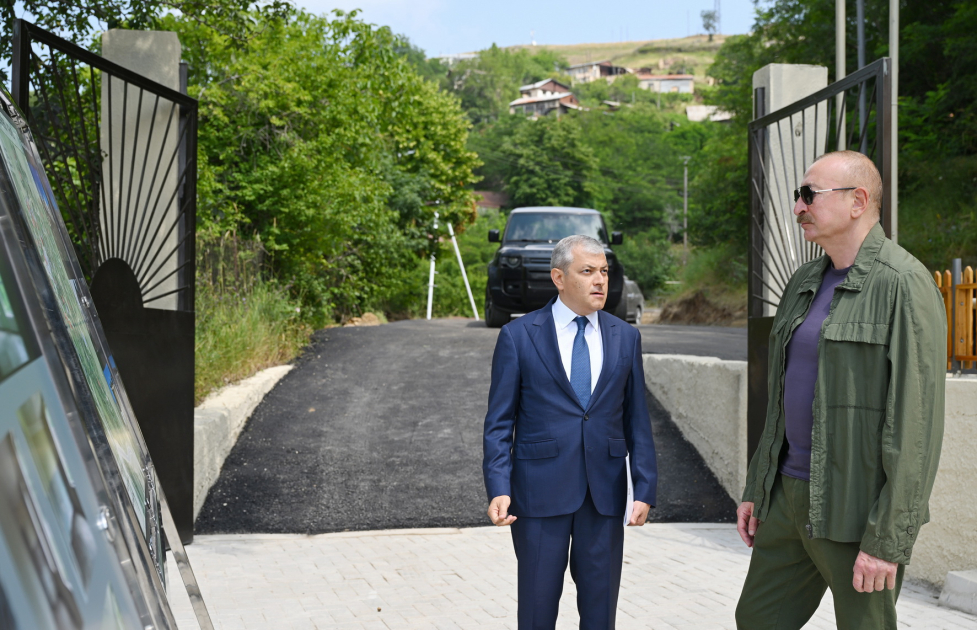 Prezident Şuşanın Kiçik Qaladərəsi kəndində sakinlərlə görüşdü (FOTOLAR)