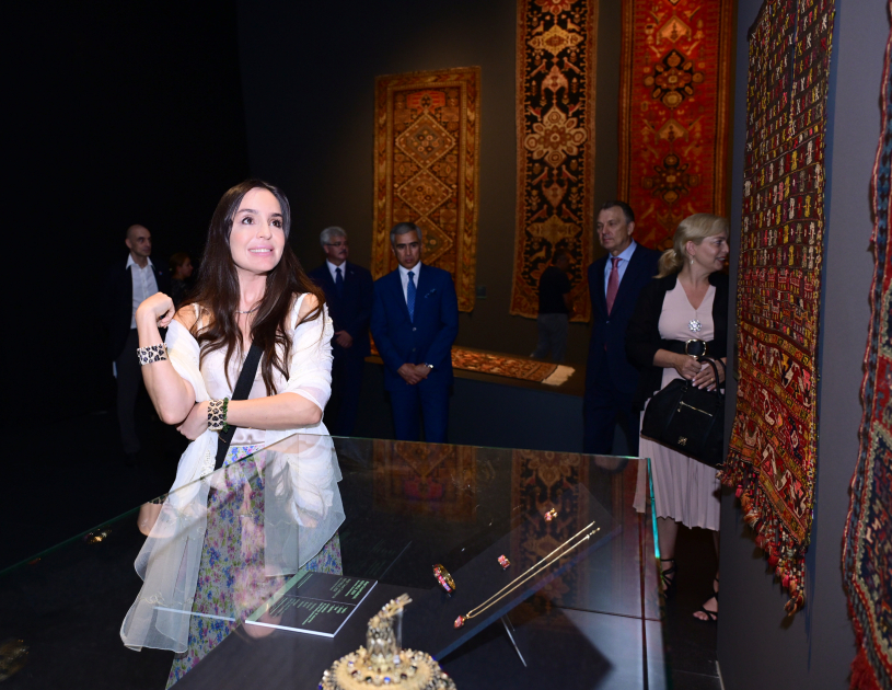 Leyla Əliyeva Budapeştdə sərgidə (FOTO)