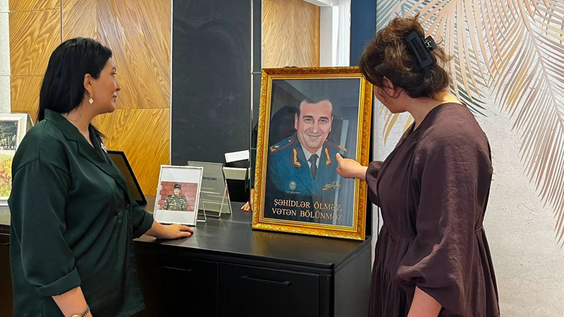 Deputat Elnarə Akimova şəhid general-mayor Polad Həşimovun ailəsini ziyarət etdi (FOTO)