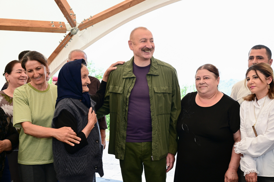 Prezident Şuşanın Kiçik Qaladərəsi kəndində sakinlərlə görüşdü (FOTOLAR)