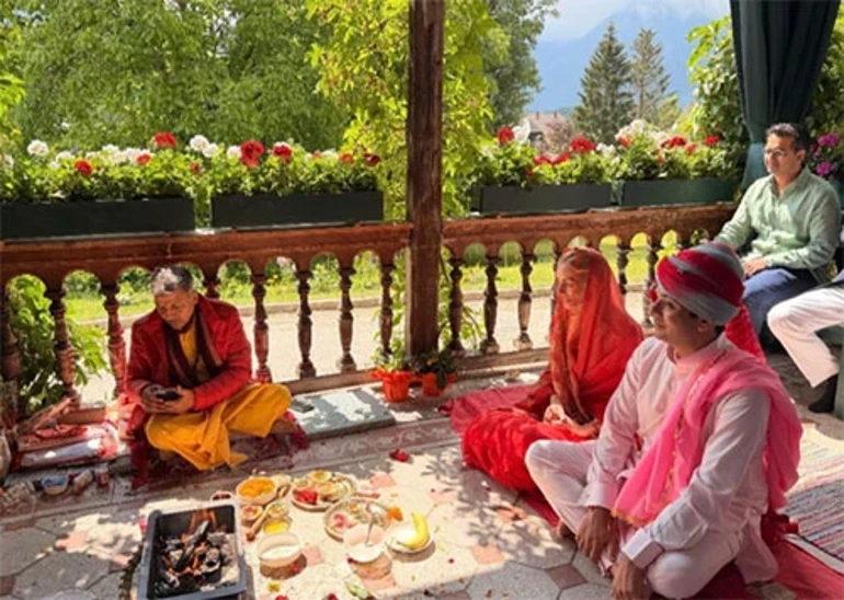 Hindistan və Avstriya aristokratlarının toyu: Bəyin geyimi gündəm oldu (FOTO)