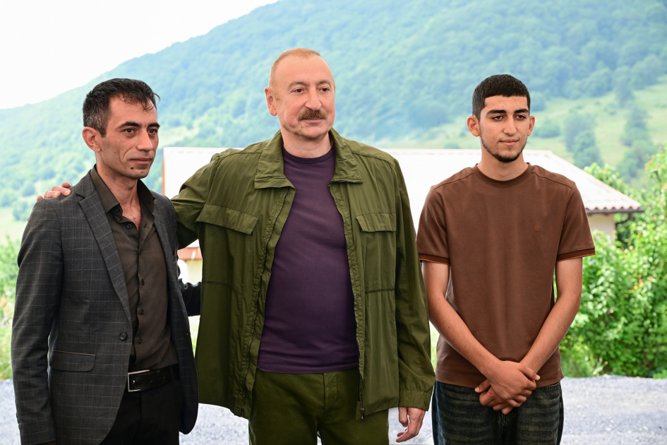 Prezident Şuşanın Kiçik Qaladərəsi kəndində sakinlərlə görüşdü (FOTOLAR)