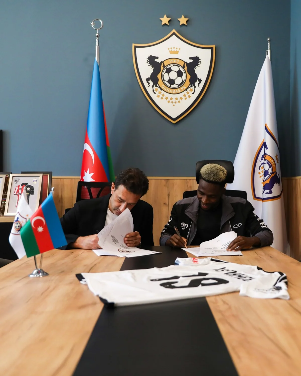 "Qarabağ" nigeriyalı hücumçunun transferini açıqladı (FOTO) "Qarabağ" nigeriyalı hücumçunun transferini açıqladı (FOTO)