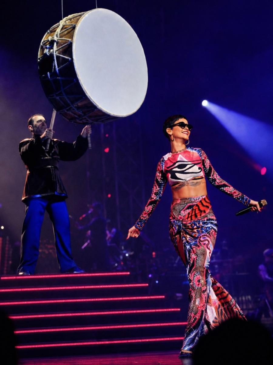 Xalq artisti 14 il əvvəl Bakıda Rihanna ilə eyni səhnədə (FOTOLAR)