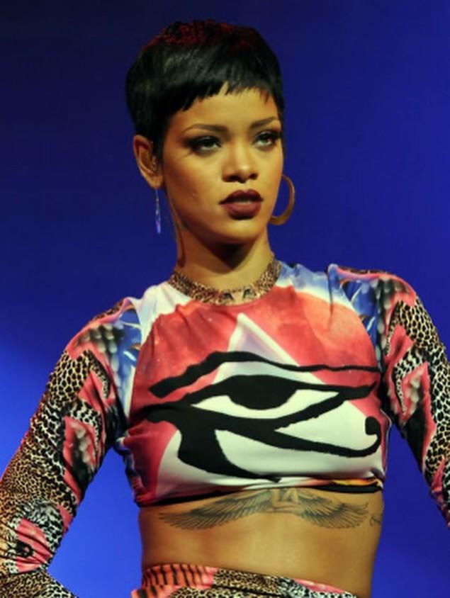 Xalq artisti 14 il əvvəl Bakıda Rihanna ilə eyni səhnədə (FOTOLAR) Xalq artisti 14 il əvvəl Bakıda Rihanna ilə eyni səhnədə (FOTOLAR)