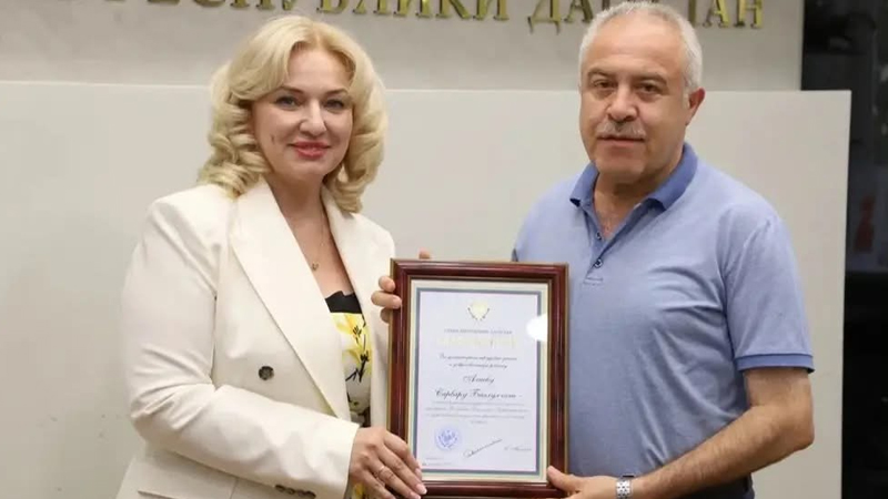 Dağıstan rəhbəri rejissor Sərvər Əliyevi təltif etdi