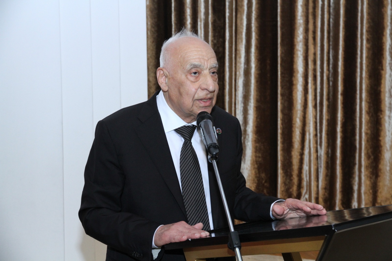 İkram Kərimov vəfat etdi