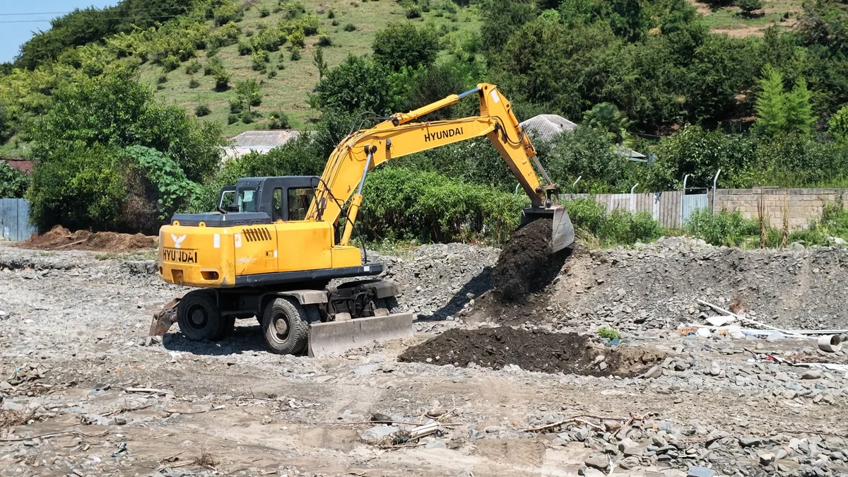 Zaqatalada selin qarşısını almaq üçün dağ çaylarına ağır texnika cəlb edilib (FOTO)