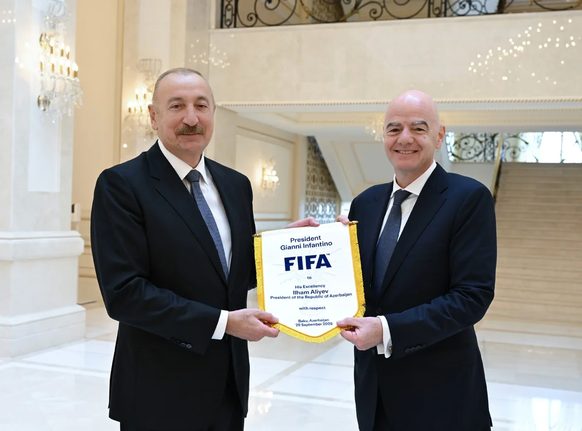 FIFA prezidenti İlham Əliyevə üzərində soyadı yazılmış forma və top hədiyyə etdi (FOTO) FIFA prezidenti İlham Əliyevə üzərində soyadı yazılmış forma və top hədiyyə etdi (FOTO)