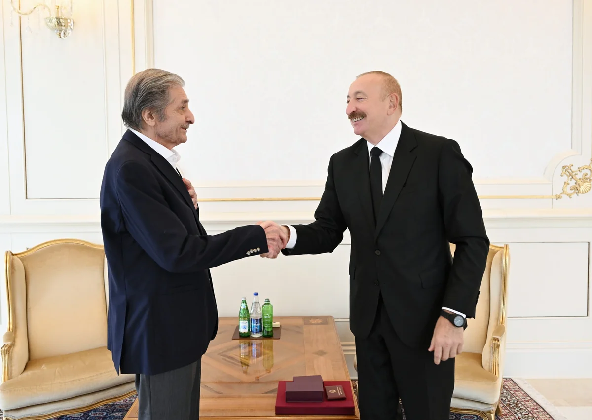 Prezident Fərhad Xəlilova "İstiqlal" ordenini təqdim etdi (FOTO)