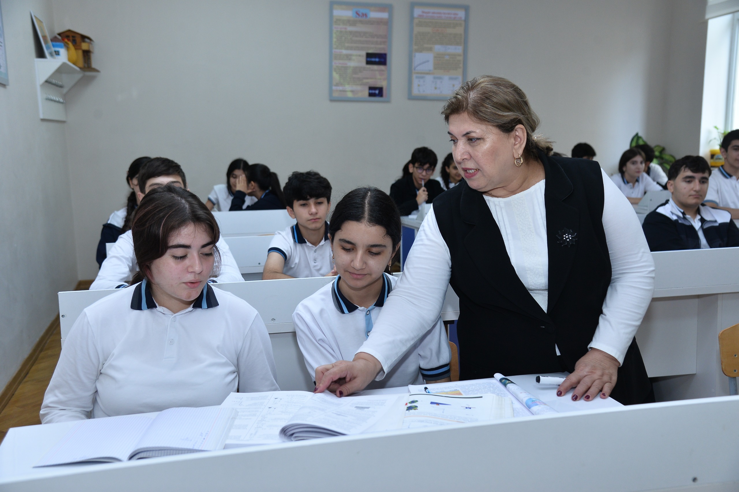 Şagirdlər vahid məktəbli geyimində (FOTO)