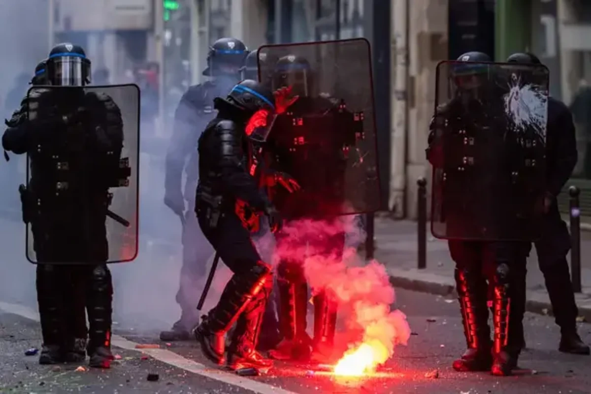 Fransada gərginlik artır: Etirazlar öncəsi 70 min polis səfərbər edildi (FOTO)